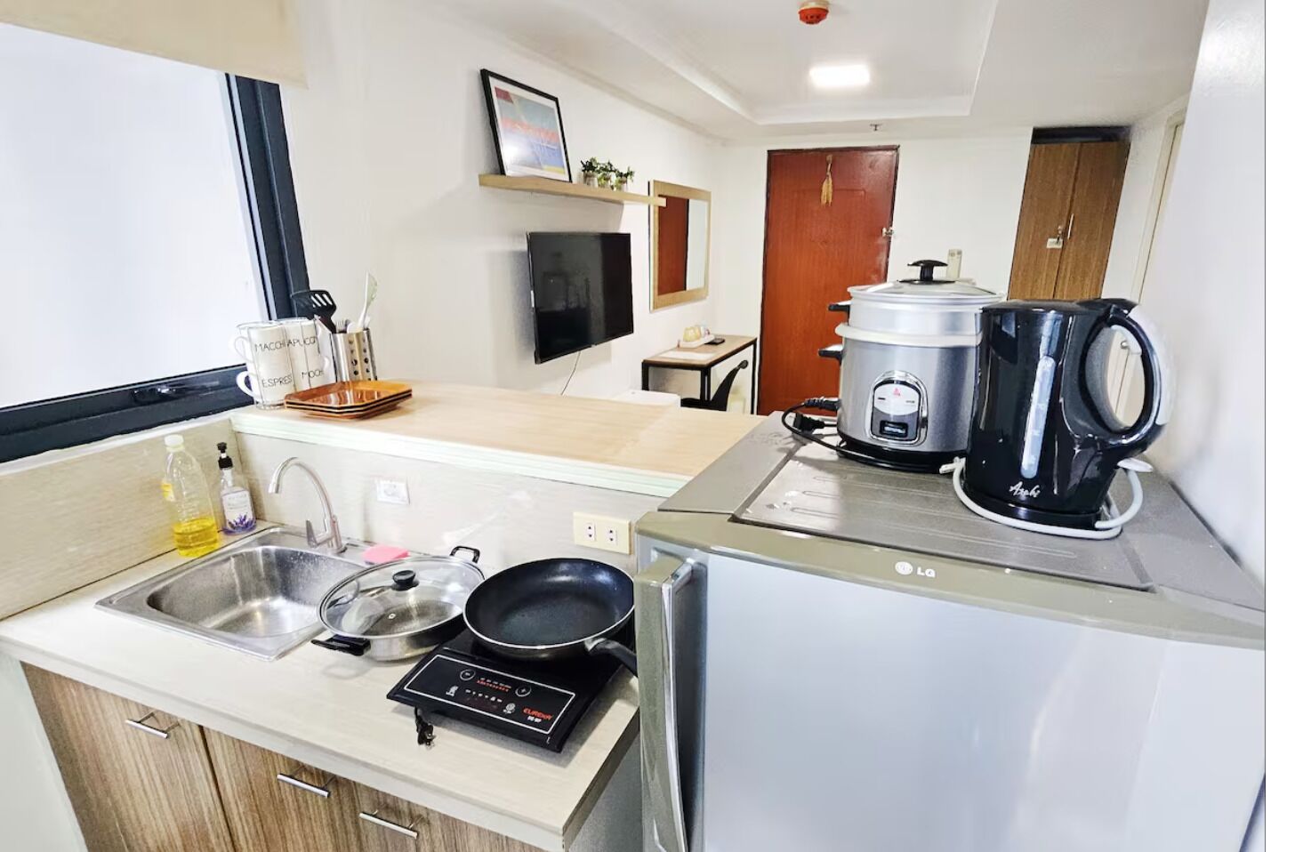 Fridge, microwave, stovetop, electric kettle