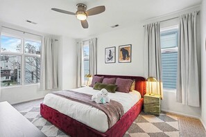 3 bedrooms, desk, iron/ironing board, free WiFi - New! Minutes to Uptown CLT w/ King Suites (Charlotte)