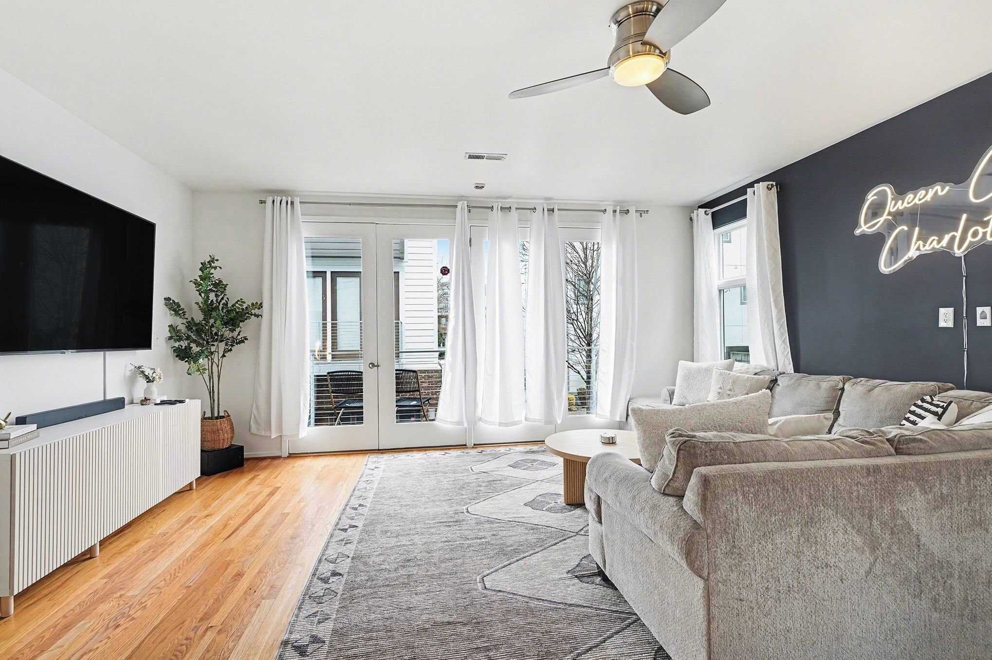 Een televisie, een stereo en een kantoor