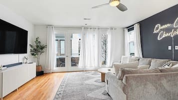 Een televisie, een stereo en een kantoor