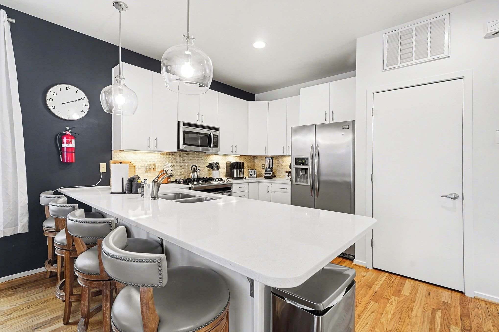 Een koelkast, een magnetron, een oven, een kookplaat