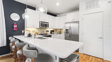 Een koelkast, een magnetron, een oven, een kookplaat