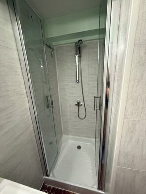 Douche, sèche-cheveux