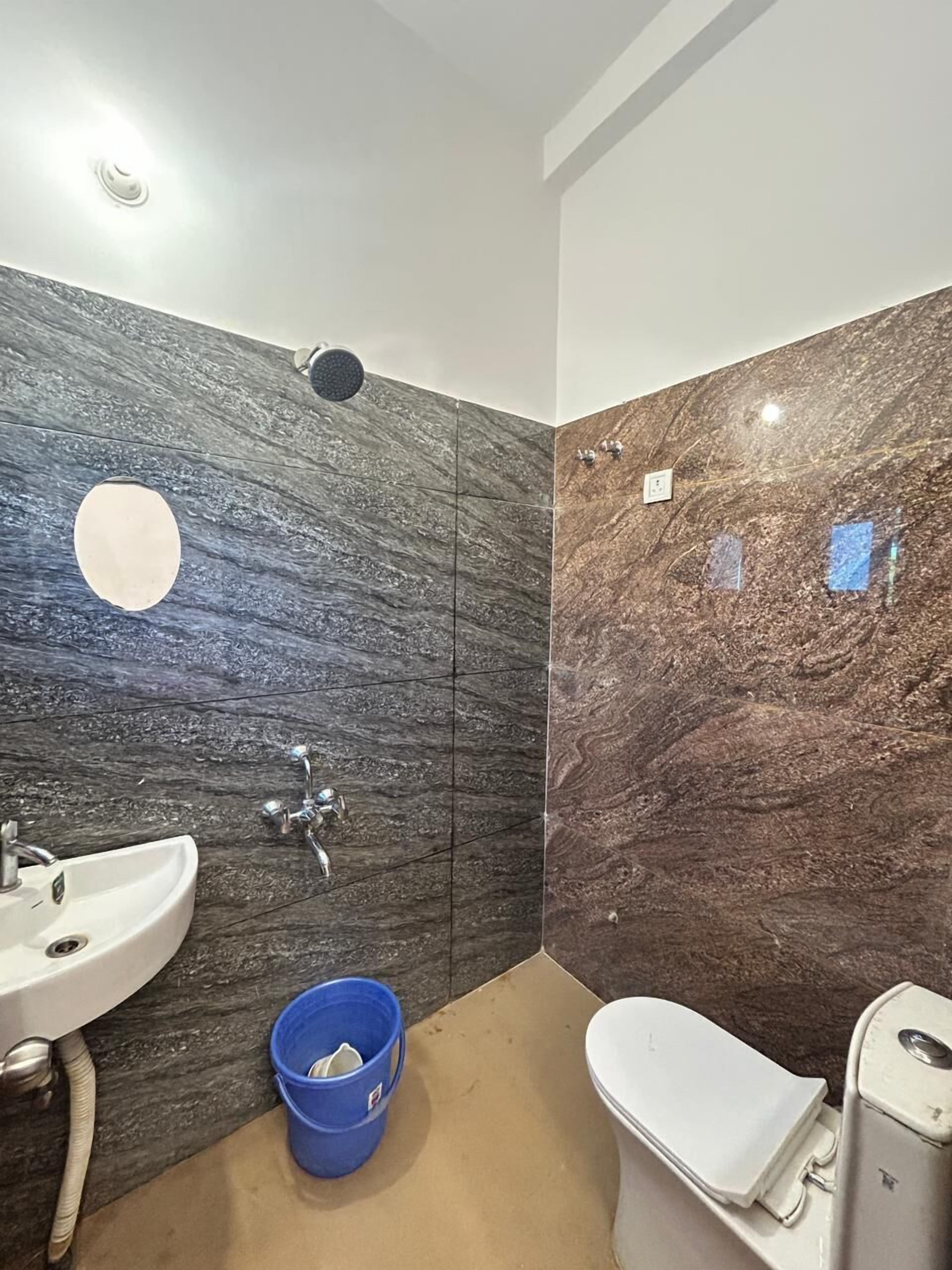 Habitación doble Deluxe | Baño | Regadera y amenidades de baño gratuitas 