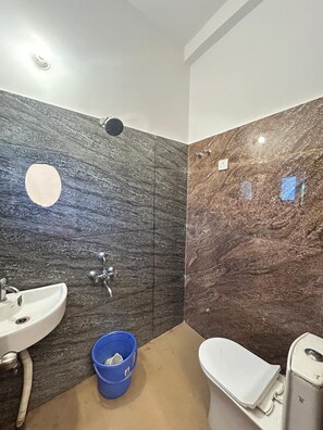 Habitación doble Deluxe | Baño | Regadera y amenidades de baño gratuitas