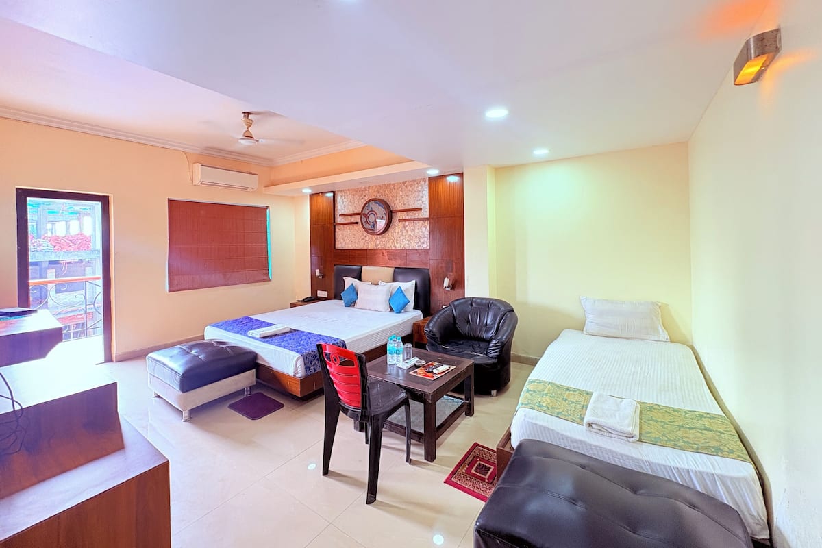 Executive Triple Room | Desk, iron/ironing board, free WiFi
