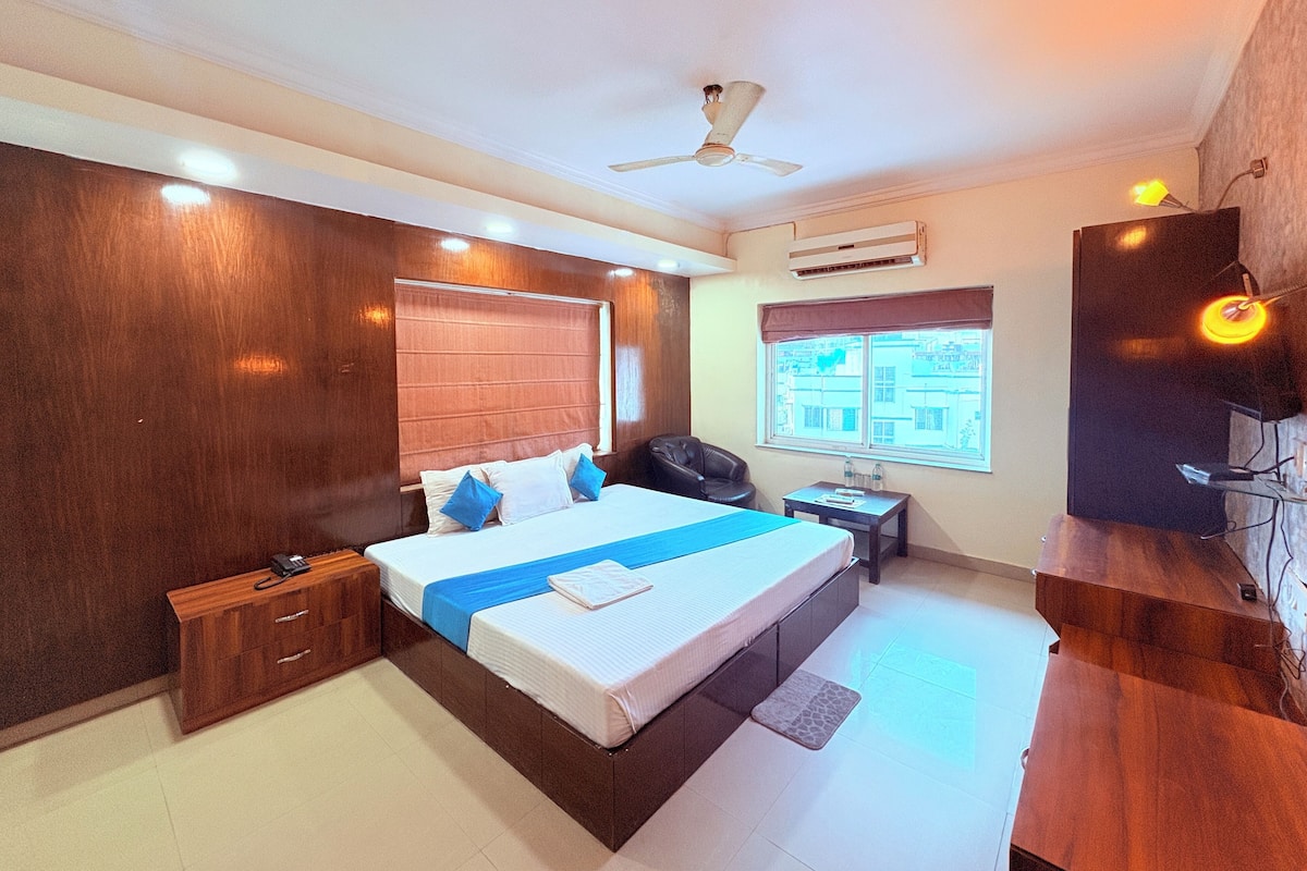 Deluxe Double Room, Pool View | Desk, iron/ironing board, free WiFi