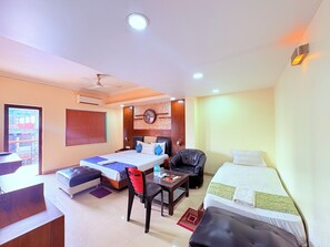 Executive Triple Room | Desk, iron/ironing board, free WiFi