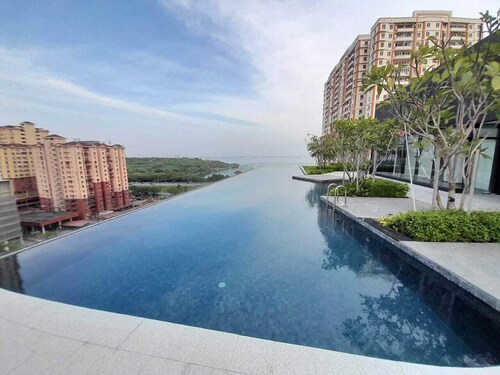 Urban Suites Georgetown Penang 6pax 3BR Family Cozy Homestay