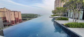 Urban Suites Georgetown Penang 6pax 3BR Family Cozy Homestay