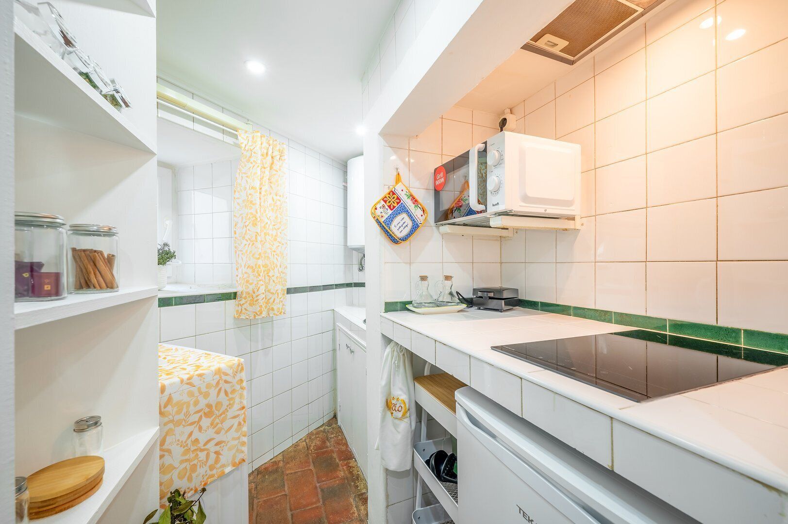 Refrigerador, microondas, cafetera y tetera y tostadora 