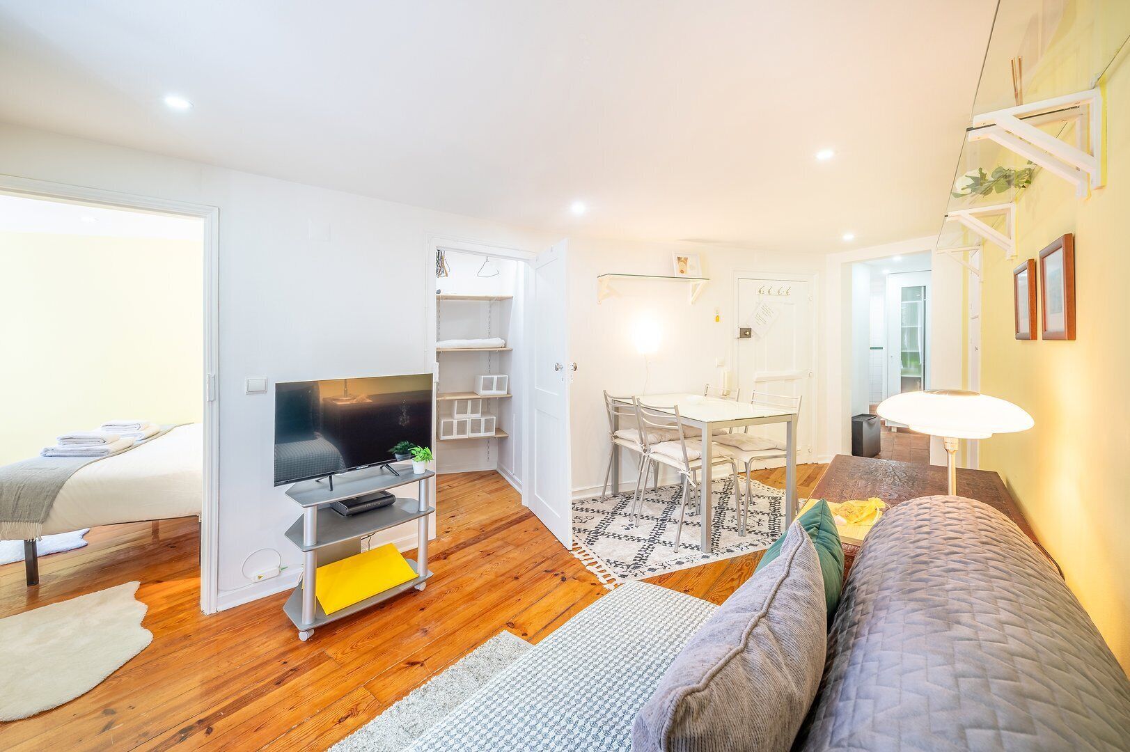 Tabla de planchar con plancha, internet y ropa de cama 