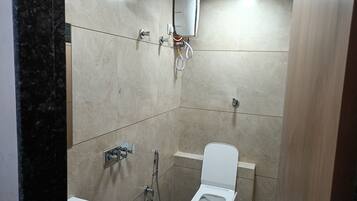 Deluxe Double Room, City View | Bathroom | Shower, free toiletries, hair dryer, towels