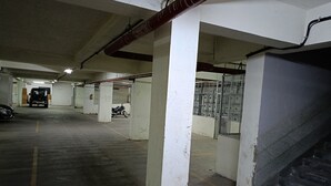 Free self-parking - Hotel Ritz Vesu (Surat)