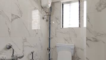 Doppia Classic, vista città | Bagno | Doccia, set di cortesia gratuito, asciugamani, sapone