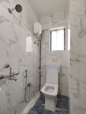 غرفة مزدوجة كلاسيكية - منظر للمدينة | حمام | تجهيزات دش، مستلزمات مجانية للعناية الشخصية، مناشف، صابون