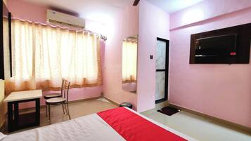 Doppia Classic, vista città | Una scrivania, postazione laptop