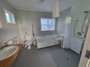 Kylpyhuone, jossa on kylpyamme, wc ja pesuallas.