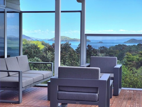 施設の敷地. Sea views, rolling hills, and pure calm - King of the Hill lives up to its name.