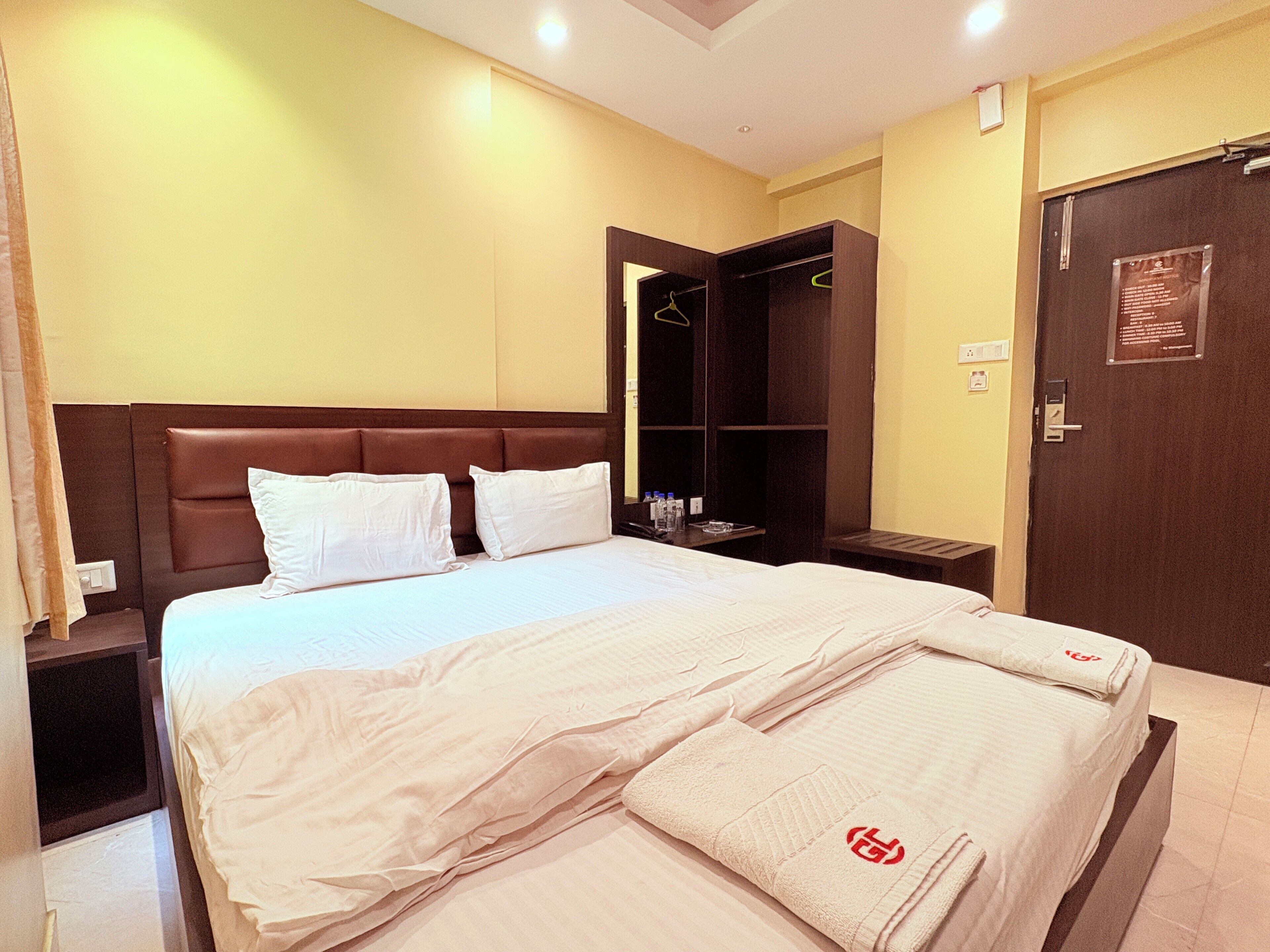 Deluxe dubbelrum - 1 sovrum - utsikt mot poolen | Skrivbord och gratis wi-fi