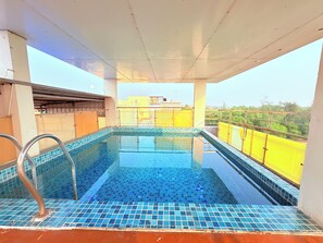 Kolam renang atas bumbung
