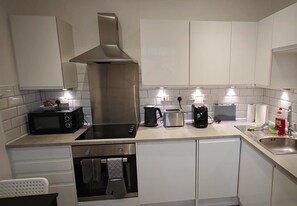 Microwave, oven, coffee/tea maker - Watford WD18 - Fantastic 2Bed/1Bath Flat w/ FREE Wi-Fi & Parking (Hertfordshire)