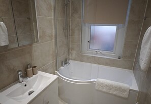 Shower - Watford WD18 - Fantastic 2Bed/1Bath Flat w/ FREE Wi-Fi & Parking (Hertfordshire)