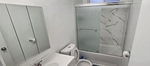 Een douche, een haardroger, handdoeken, zeep