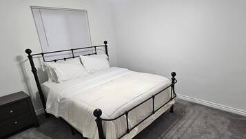 Een strijkplank/strijkijzer, wifi, beddengoed