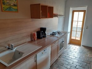 Fridge, microwave, oven, stovetop - Gîte *** la Fenière 70m², 4 pers, 2 bedrooms, nature, charm, heated pool (Joyeuse)