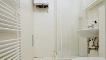 Basic Apartment | Bathroom | Shower, free toiletries, hair dryer, towels