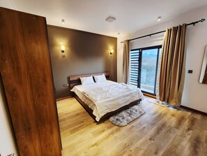 4 عدّة غرف نوم وخزنة داخل الغرفة ومكواة/لوح كي وواي فاي مجانًا