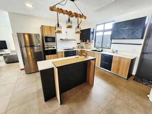 Een koelkast, een microgolfoven, een oven, een kookplaat