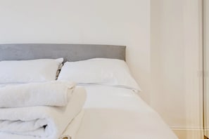 Iron/ironing board, Internet - Modern West Ken Studio Retreat (London)