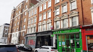 Parking - Modern West Ken Studio Retreat (London)