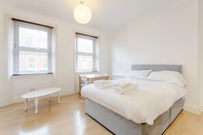 Iron/ironing board, Internet - Modern West Ken Studio Retreat (London)