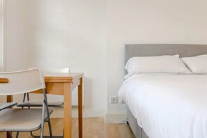 Iron/ironing board, Internet - Modern West Ken Studio Retreat (London)