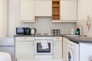 Refrigerador, microondas, cafetera/tetera