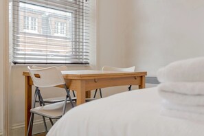 Dining - Modern West Ken Studio Retreat (London)