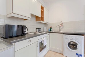 Fridge, microwave, coffee/tea maker - Modern West Ken Studio Retreat (London)