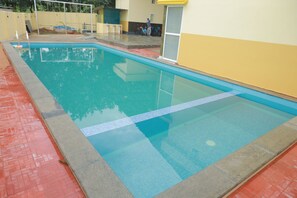 حمّام سباحة خارجي