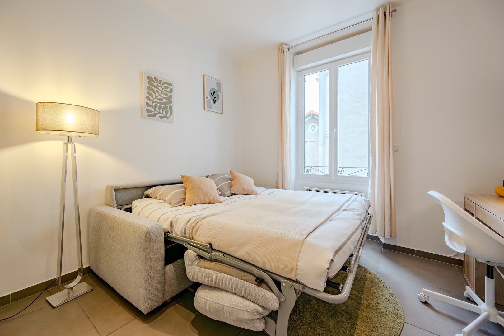 1 habitación, escritorio y tabla de planchar con plancha 