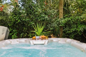 Outdoor spa tub - Pool, Hot Tub, Fairway Views & Quick Bike Ride to Beach | Loblolly Retreat (Hilton Head Island)