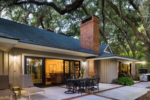 Outdoor dining - Pool, Hot Tub, Fairway Views & Quick Bike Ride to Beach | Loblolly Retreat (Hilton Head Island)