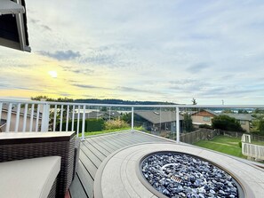 Terrace/patio - Panoramic Lakeview Retreat-Hot Tub-AC (Renton)