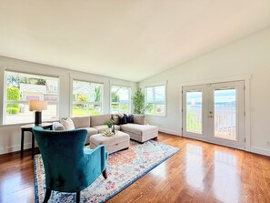 Smart TV, fireplace, books - Panoramic Lakeview Retreat-Hot Tub-AC (Renton)