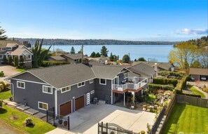 Exterior - Panoramic Lakeview Retreat-Hot Tub-AC (Renton)