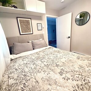 Tabla de planchar con plancha, wifi y ropa de cama 