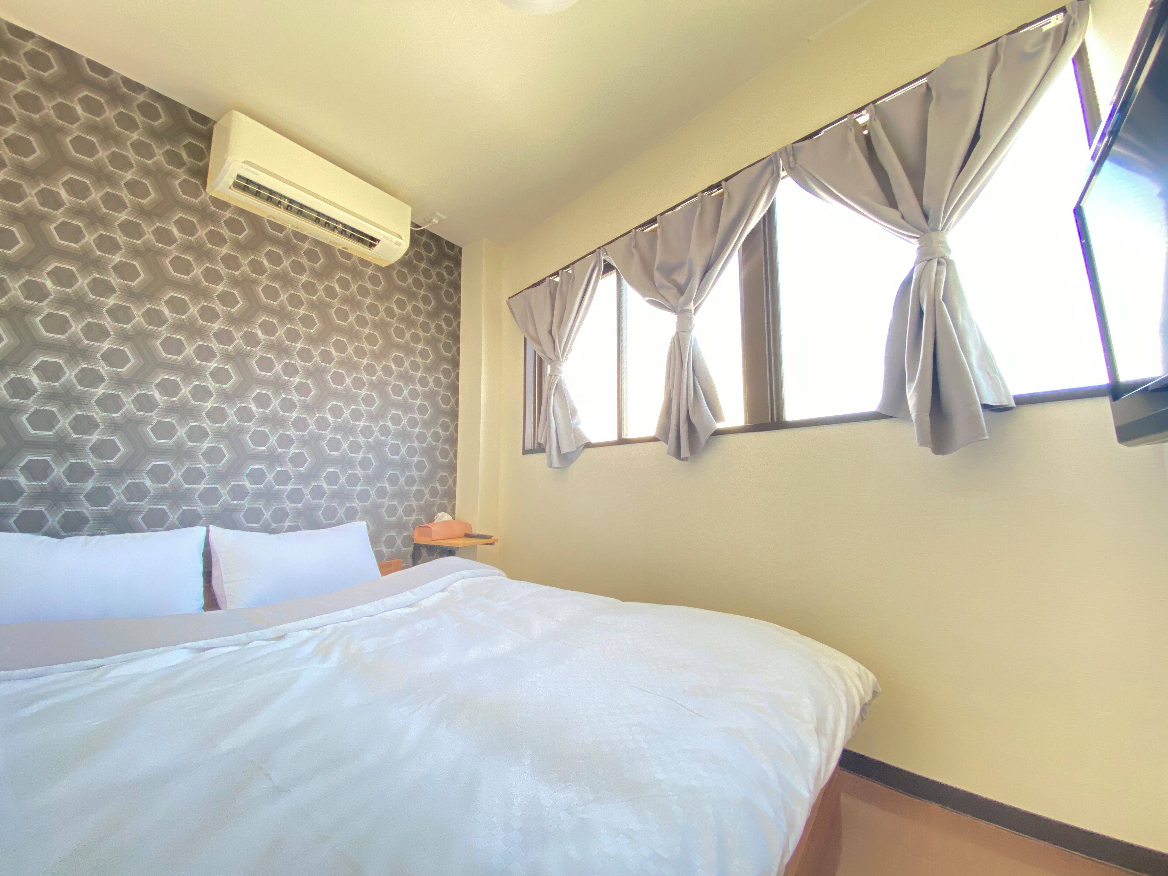22 bedrooms, internet, bed sheets