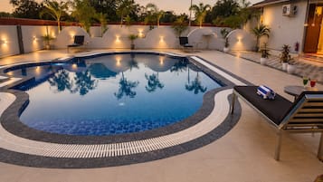 2 indoor pools